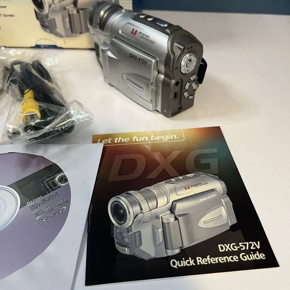 DXG 572V Digital Camcorder/5.0 Megapixel  4x Digital Zoom Open Box